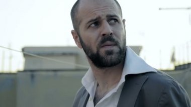  şüpheli adam sinirli bir sigara süre etrafına bakıyor