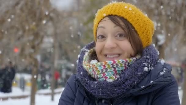 Gülümseyen kar taneleri altında mutlu kadın — Stok video
