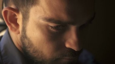 genç bir beyaz adam yoğun bakışları