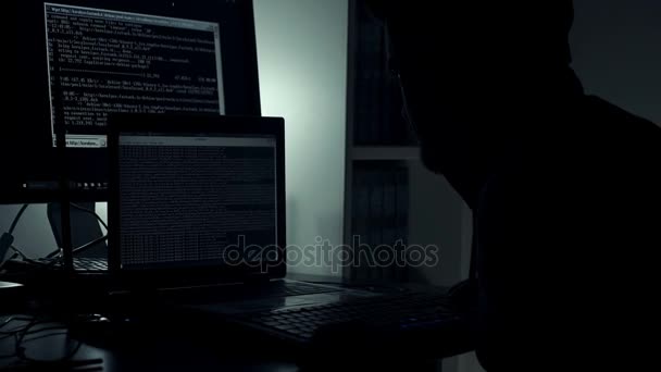 Хакеры, скрывающиеся в темноте, манипулируют компьютером в офисе — стоковое видео