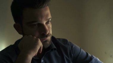 ciddi ve düşünceli bir genç adam