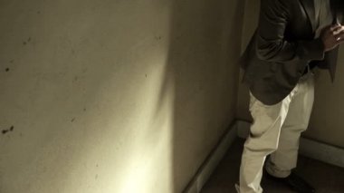 çok gergin adam telefonda konuşurken merdivenlerden aşağı