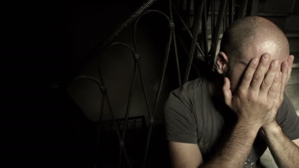 Homem careca desesperadamente segurando seu rosto em mãos — Vídeo de Stock