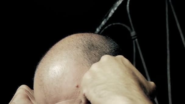Kopasz férfi tükrözi, hogy a jövőben a fejét a kezében — Stock videók