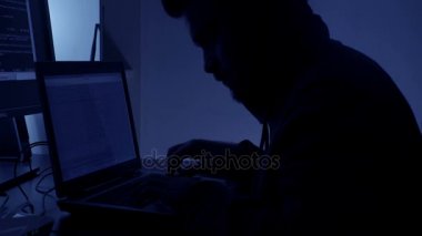 Profil hacker bilgisayar başında çalışırken karanlıkta