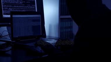 karanlık hacker yoğun stratejisini için çalışıyor