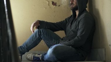 açılış satan uyuşturucu bir müşteriye oturan uyuşturucu satıcısı sıkılmış