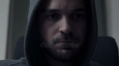bilgisayar başında çalışırken kukuletalı hacker