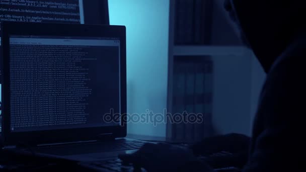 Hacker en la oscuridad escribiendo en el teclado — Vídeo de stock