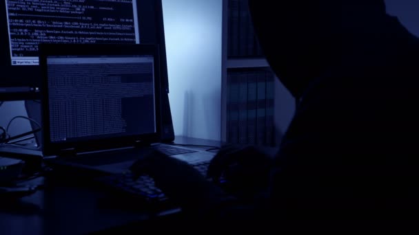 Темный хакер интенсивно работает над своей стратегией — стоковое видео
