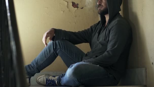 Verveeld drugdealer zittend op de landing verkoopt drugs aan een klant — Stockvideo