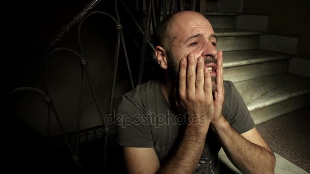 Uomo caucasico di trenta anni che piange seduto sulle scale — Video Stock