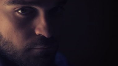 Otuz Latin birinin yoğun bakışları 