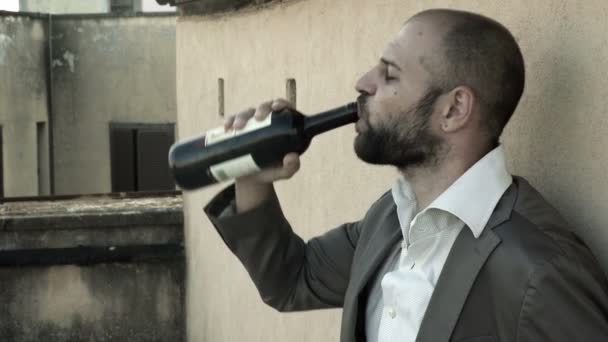 Businessman alcoholic drinks a bottle of wine laughing — Stock Video