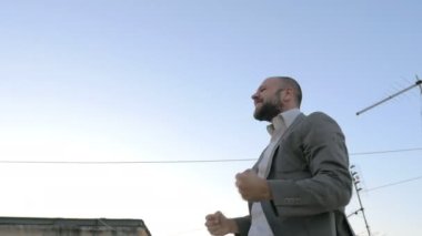 iş adamı mutlu alkış bir anlaşma için düştü
