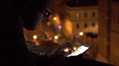  onun smartphone kullanarak terasta alacakaranlık içinde gözlüklü adam