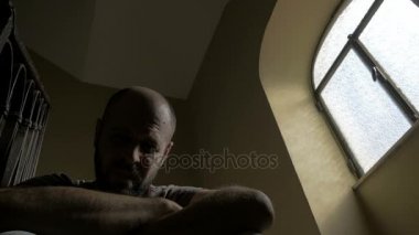 Umutsuzluk içinde ağlıyor merdivenlerde çömelme adam