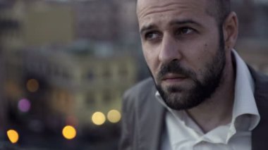 kel adam çatıda yansıtan