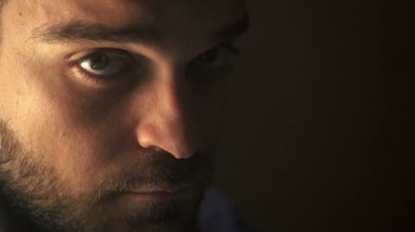 ciddi ve büyüleyici adam kameraya bakar