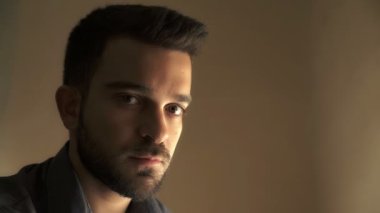 Sakallı genç adam önde görünüyor