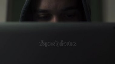 hacker karanlıkta onun Pc üzerinde çalışmaktadır