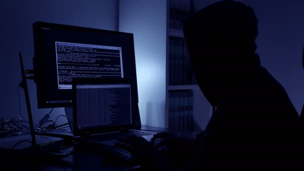 Einsame Hacker arbeiten intensiv an ihrer Strategie im Dunkeln — Stockvideo