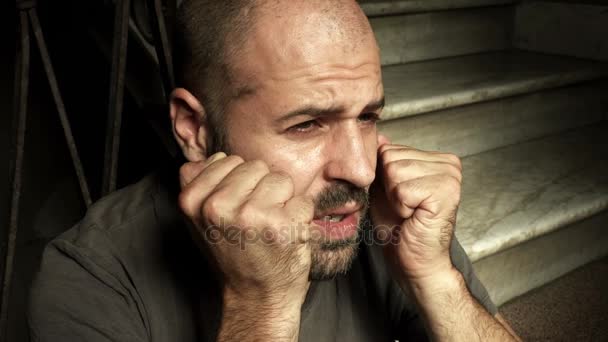 Zdesperowany mężczyzna łysy przykucnął na płacz schody — Wideo stockowe