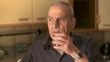 Yaşlı adam bir bardak kahve içme