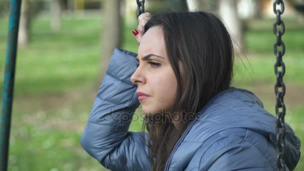 Depresivní žena sedí na houpačce — Stock video