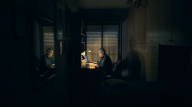  yaşlı adam bilgisayar ile sohbet