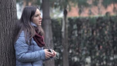 Kadın telefonda kulaklık ile söz