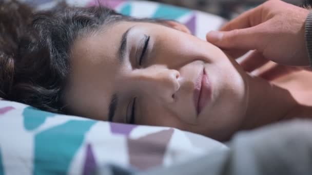 Doux réveil : copain caresse ses copines avec une caresse — Video