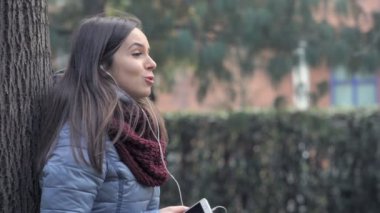 Earphones ile bilen bir kadın