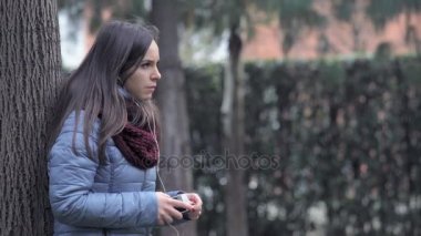 genç kadın kulaklık ile telefonda söz