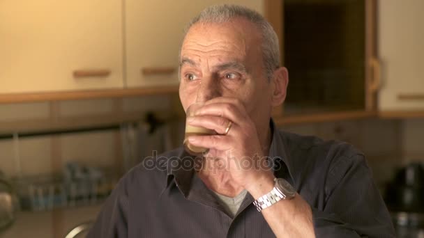 Пенсионер пьет кофе — стоковое видео