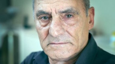Ciddi yaşlı adam gözlerini kapatma