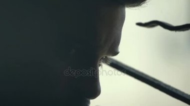 Bir şey dikkatle izleyen adamım