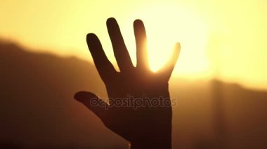 Adamın elini barınak güneş batımında alır.