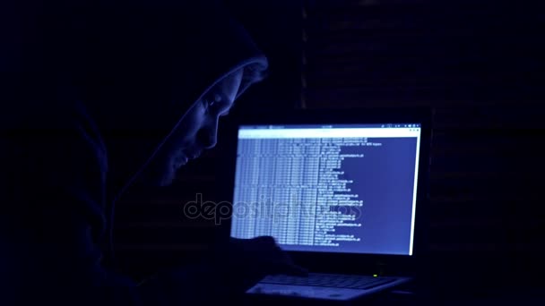 Jonge hacker bezig met geheime codes naar een computer — Stockvideo