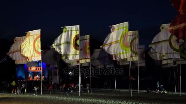 Womad Festival Fuerteventura- Banderas en el viento en la playa — Vídeos de Stock