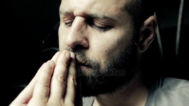 Sakallı adam çok hasta çocuk için dua ediyor