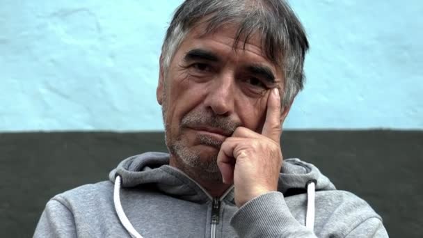 Hombre de 50 años refleja mirando fijamente a la cámara — Vídeo de stock