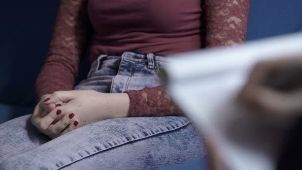 Τα χέρια της έναν νευρικό γυναίκα κάθεται στον καναπέ — Αρχείο Βίντεο