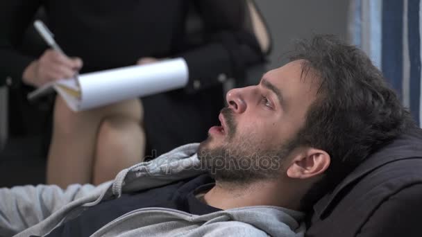 정신과 의사에 게 얘기 하는 소파에 누워 긴장 남자 — 비디오
