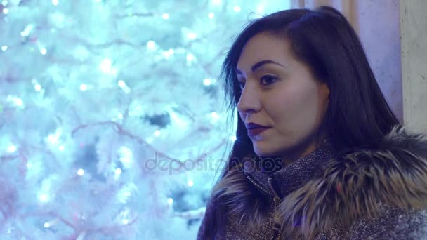 Sexig eftertänksam kvinna vid jul — Stockvideo