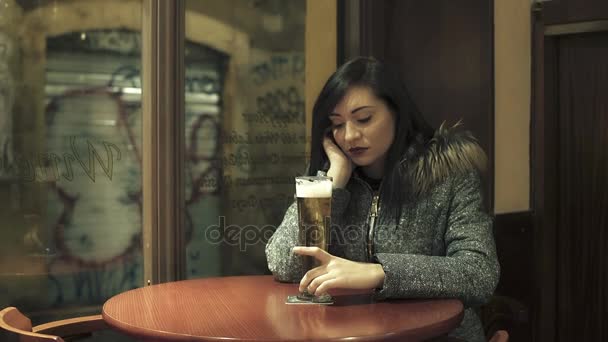在酒吧里的抑郁症的妇女反映在前面的一品脱啤酒 — 图库视频影像