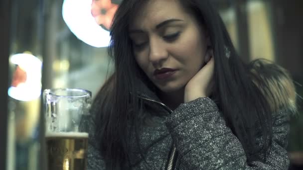 Jovem mulher solitária com copo de cerveja — Vídeo de Stock