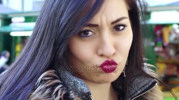 Seksi kadın komik yüz kameraya yapıyor. — Stok video