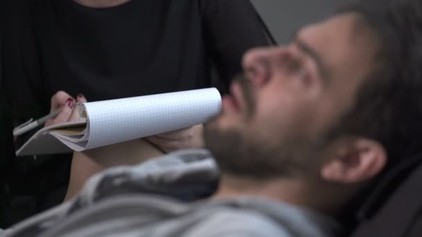 Hasta kanepede yatan psikolog ile konuşurken profili — Stok video