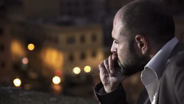 Smutně a zamyšleně obchodní muž na střeše — Stock video